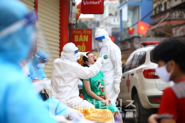 의료진들이 하노이 하로이마을 주민들을 대상으로 코로나19 검사를 진행하고 있다.