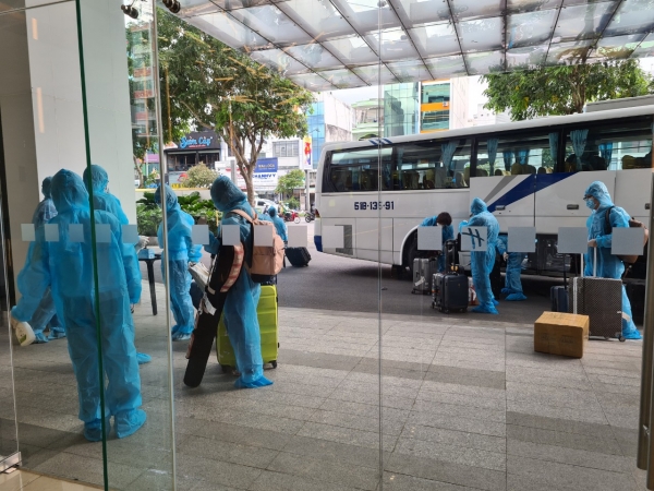 호친민시로 특별입국한 한국 기업 및 교민들이 격리 호텔에 도착하고 있다(사진=호치민한인회)